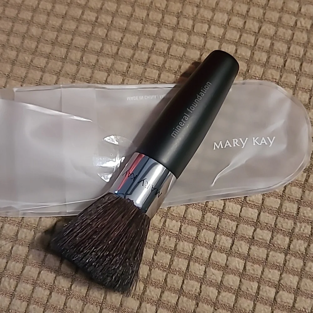 New in packaging!  Mary Kay makeup applicator powder foundation blush brush